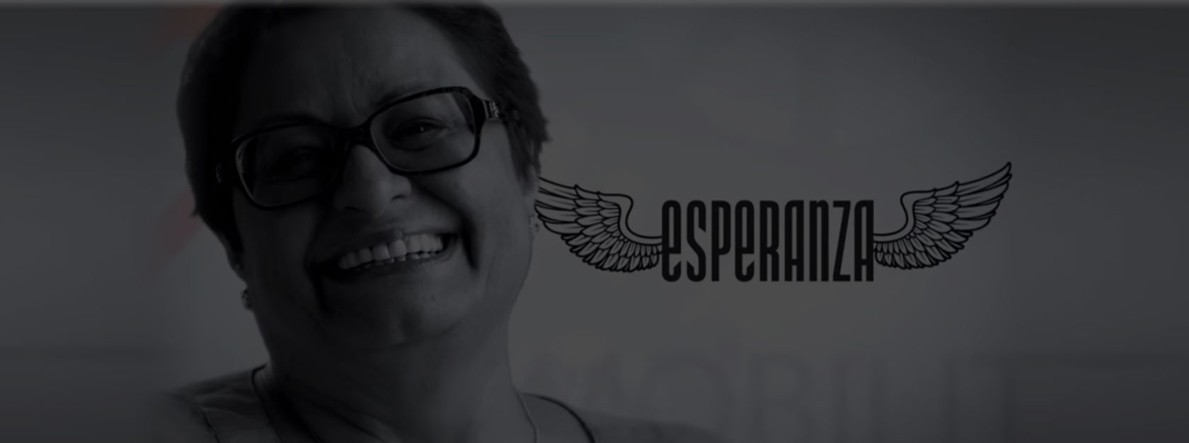 Señora de avanzada edad junto al texto 'esperanza'